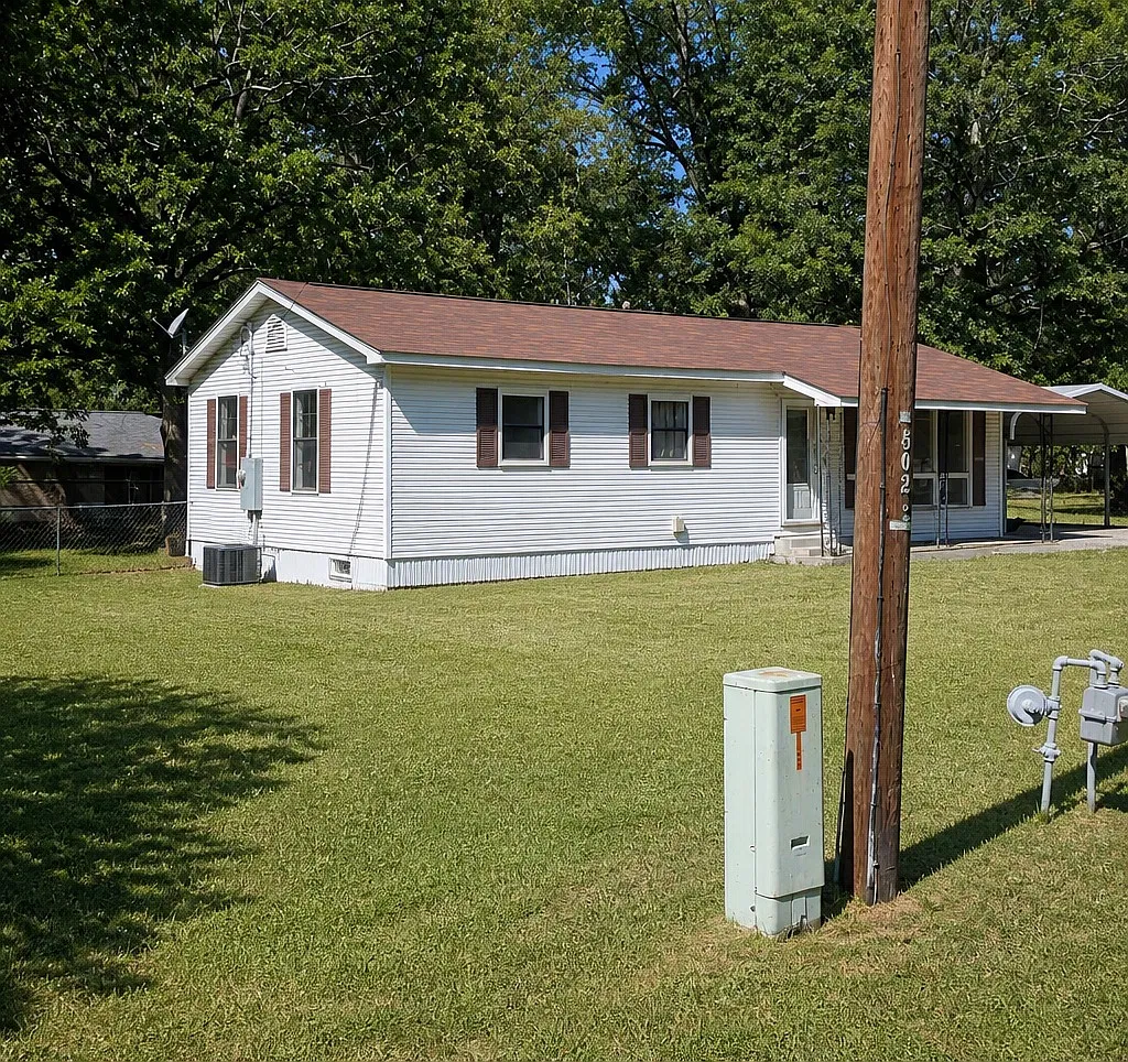 3 bed, 1.5 bath, 1056 sqft, $1,100 — Photo 2