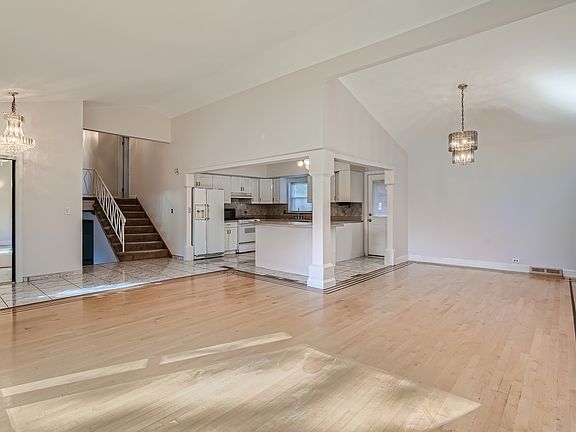 5th image of 701 Leclaire Ave