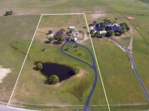 516 Lake Valley Dr, La Vernia, TX 78121