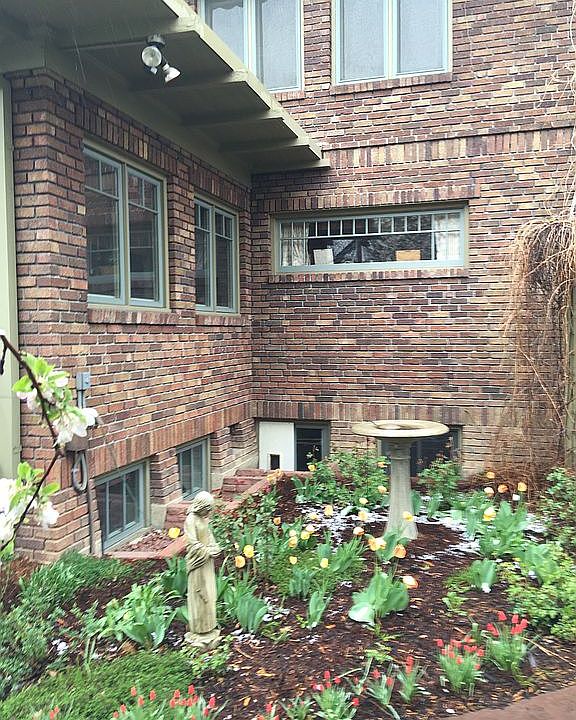 1st image of 423 Bowen St