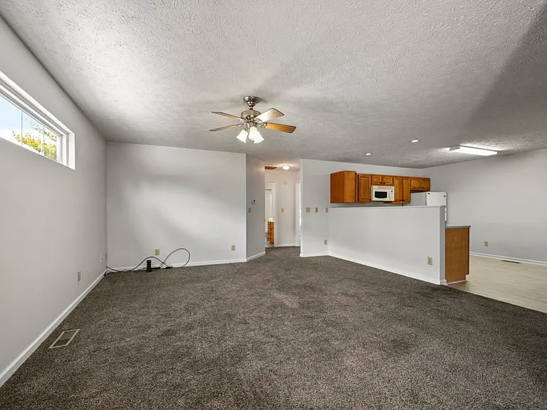 810 W Gaston Dr — Photo 2