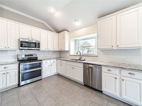 5th image of 408 Saint Andrews Dr