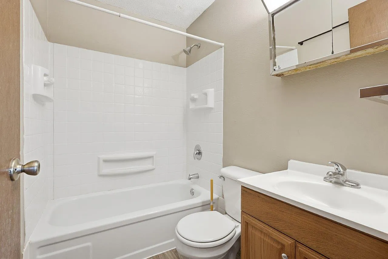 Brooks Manor — Photo 4