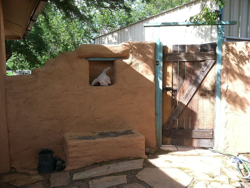 Banco in courtyard