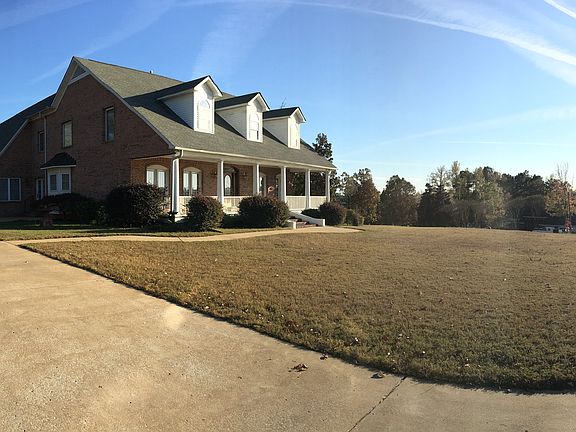 3rd image of 520 Lakeshore Dr