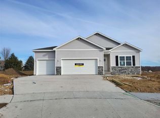 2839 Prairie Wind Ct, Hiawatha, IA 52233
