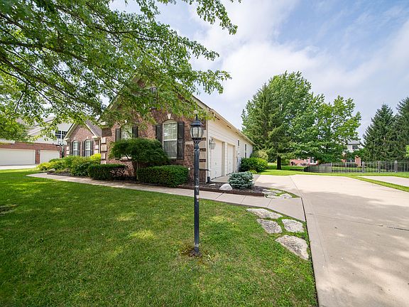 3rd image of 10539 Saddlestone Dr