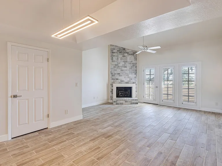 2931 E Rose Ln — Photo 2
