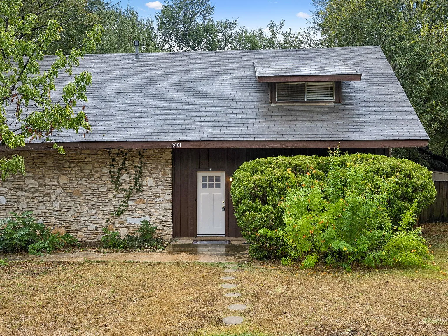 2 bed, 1.5 bath, 1190 sqft, $1,800 — Photo 2