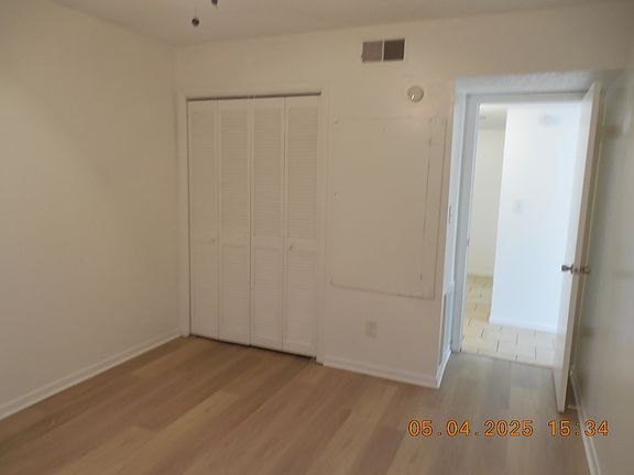 BEDROOM/BEDROOM CLOSET