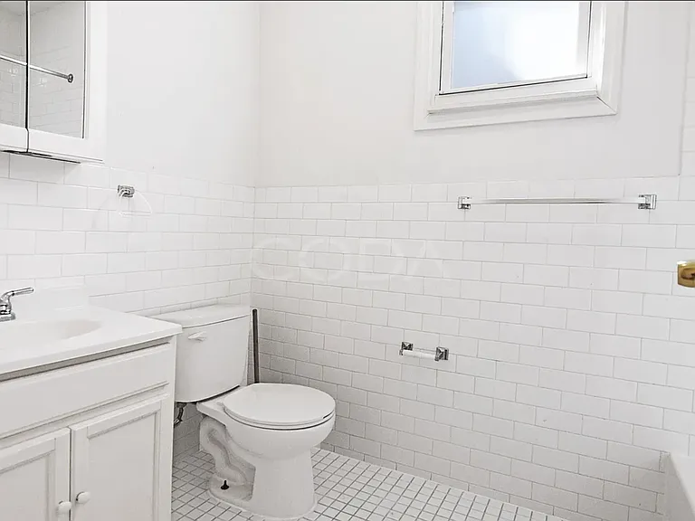 1917 Gates Ave #2R — Photo 6