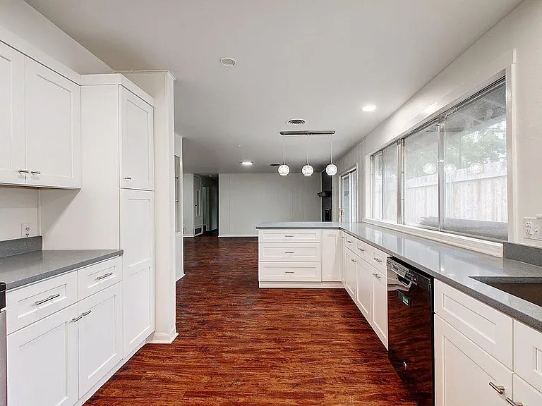 6108 Cherrylawn Cir — Photo 7