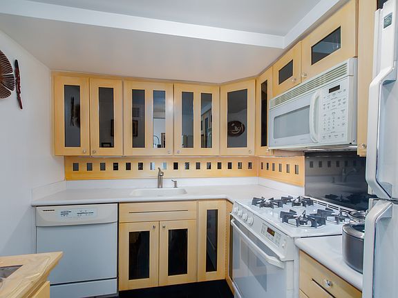 3rd image of 200 W 79th St Penthouse E