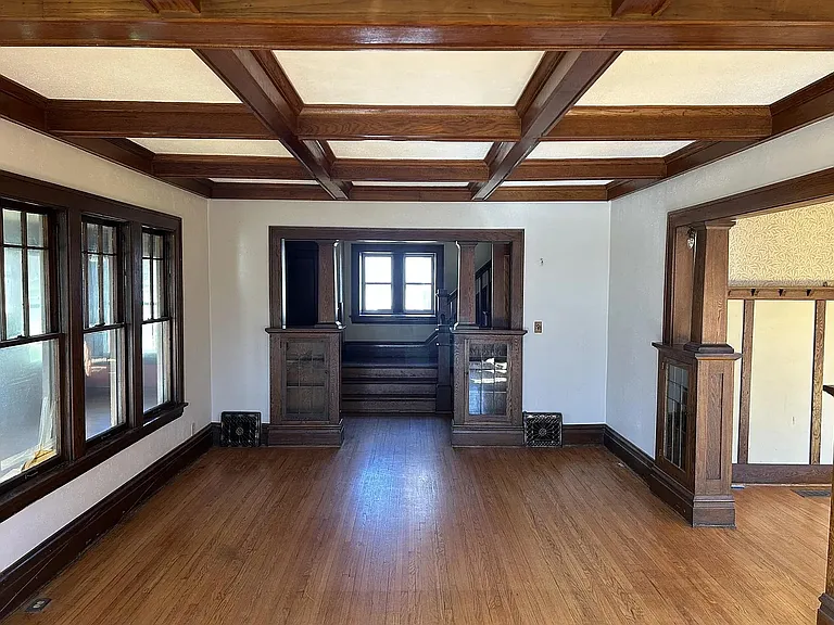 341 Parker Ave E — Photo 5