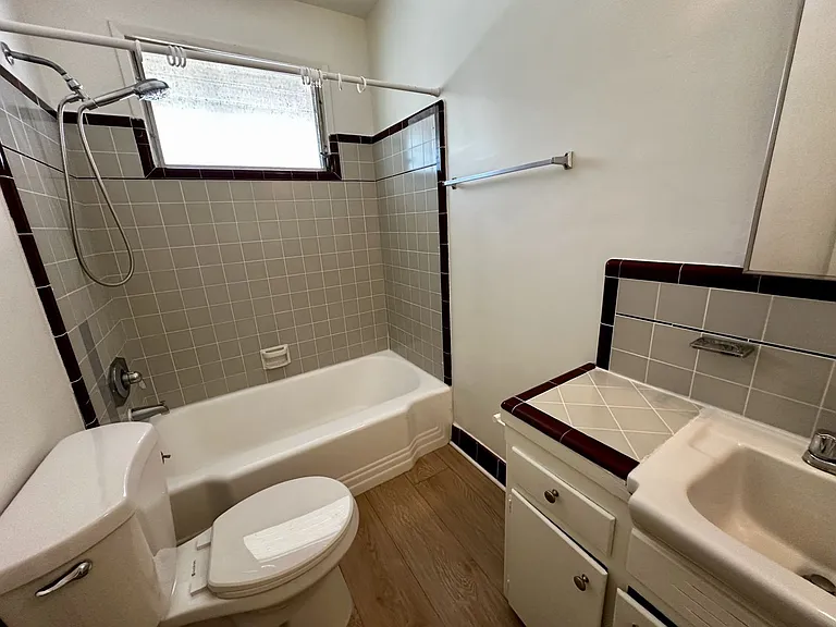 340 N Isabel St — Photo 19