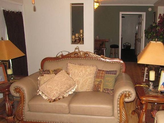 living rm toward mstr bd