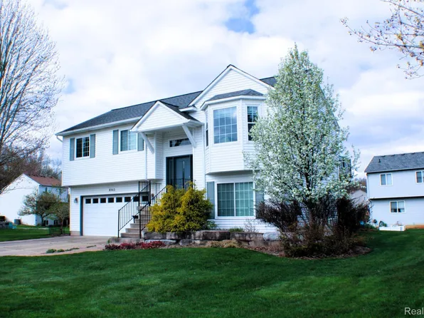 8943 Sunflower Dr, Whitmore Lake, MI 48189