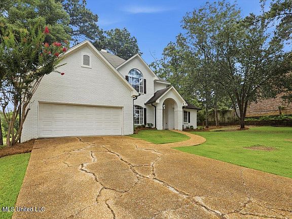 3rd image of 346 Woodlands Dr