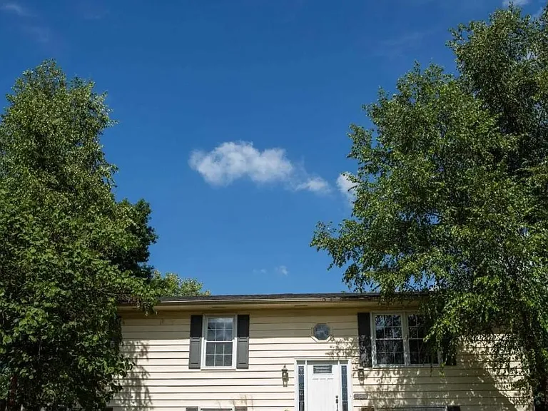 580 Castle Dr — Photo 2