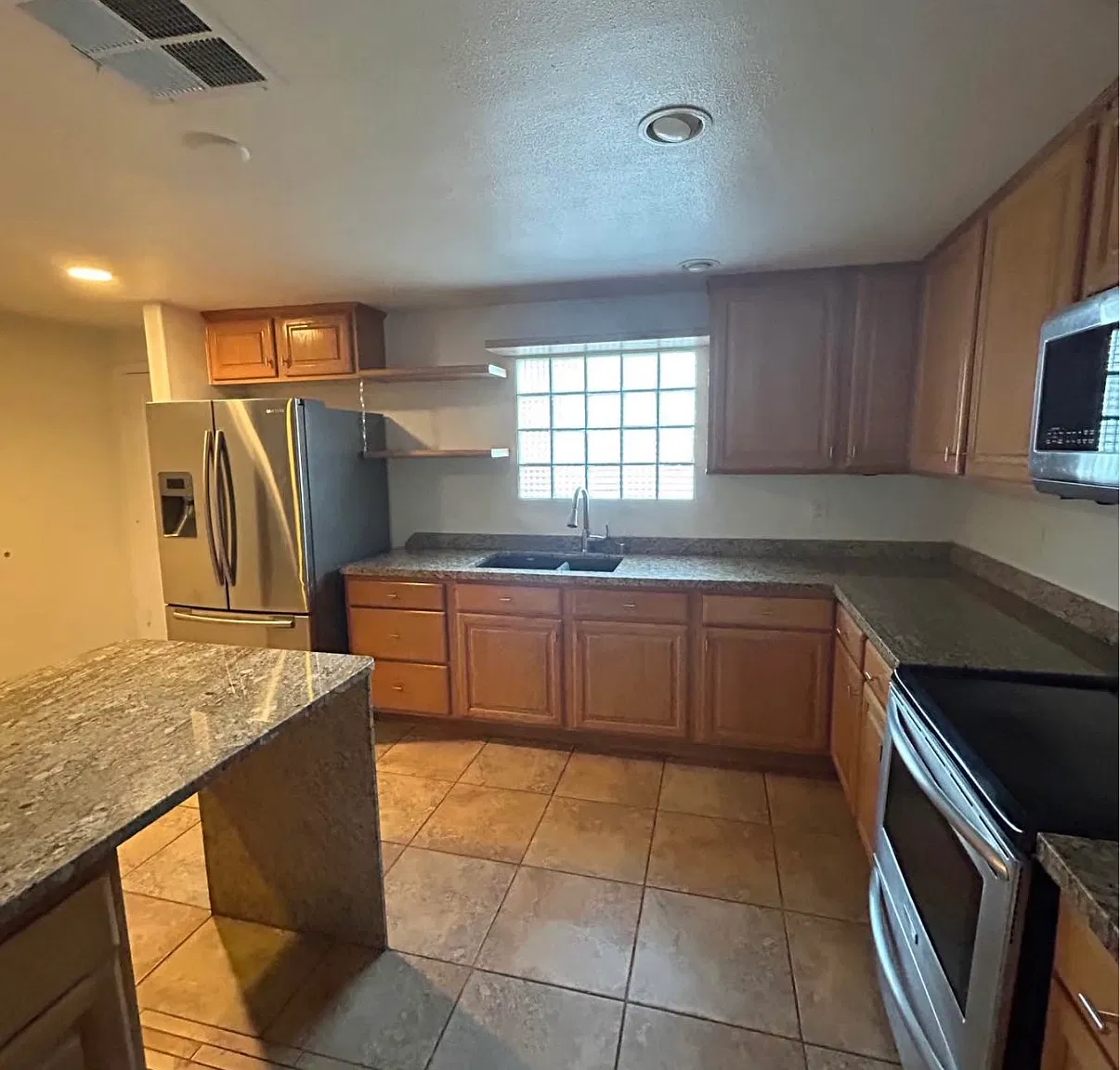 3 bed, 1600 sqft, $2,000 — Photo 4