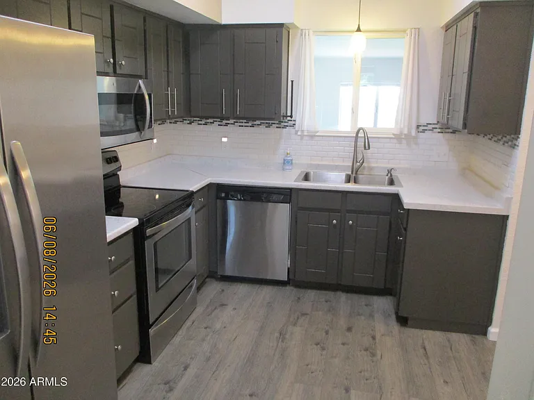 201 Meadows Dr — Photo 6