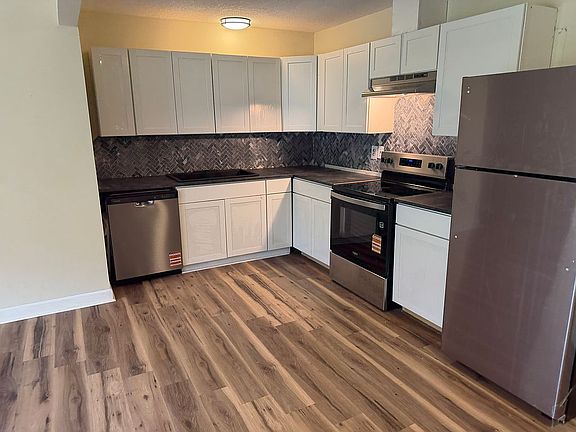 3rd image of 319 Queen Margaret Ln
