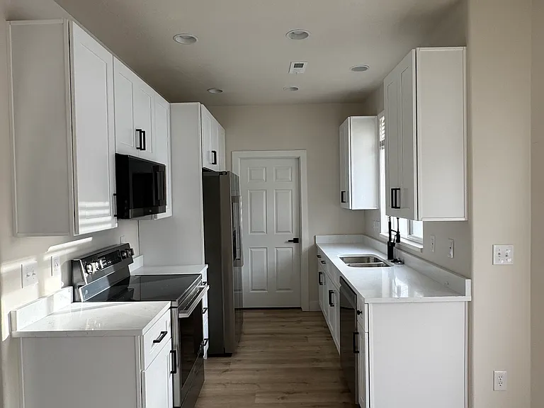 733 N Bradford Dr — Photo 2