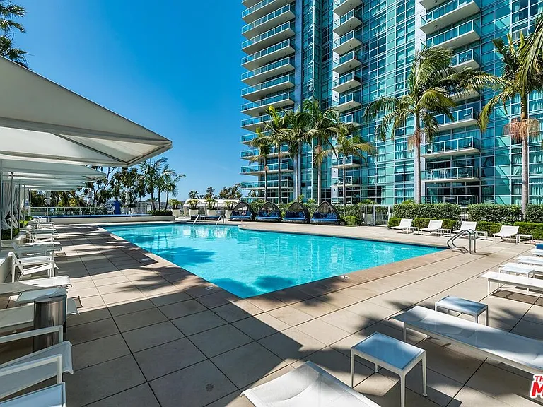 13700 Marina Pointe Dr #327 — Photo 45