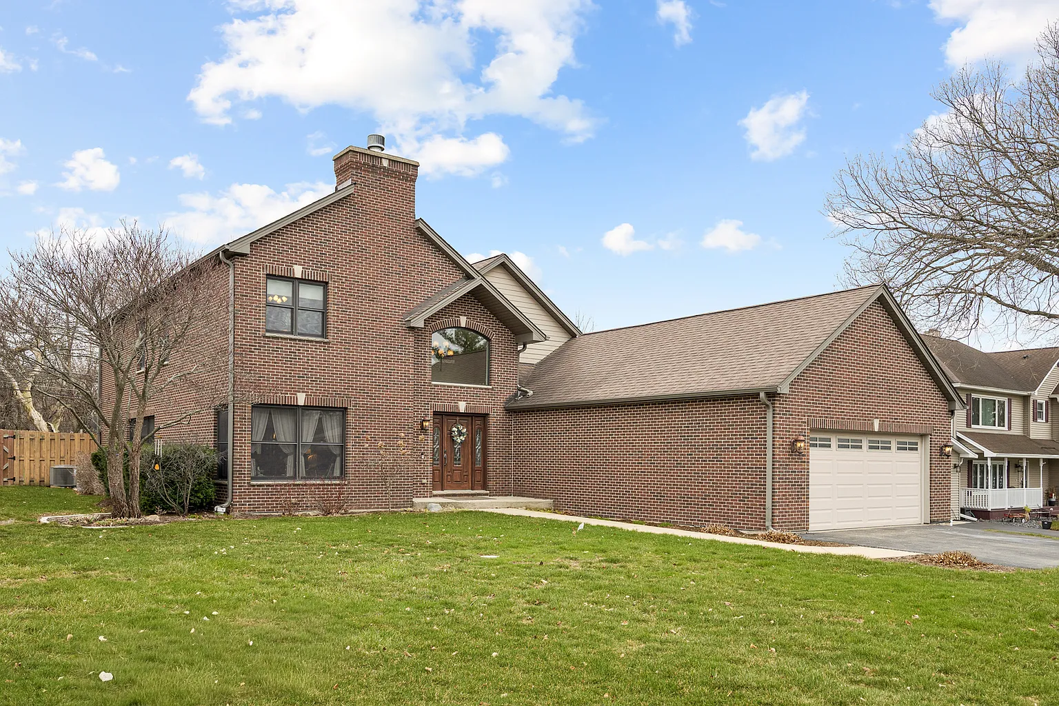 23W531 Walnut St photo 1