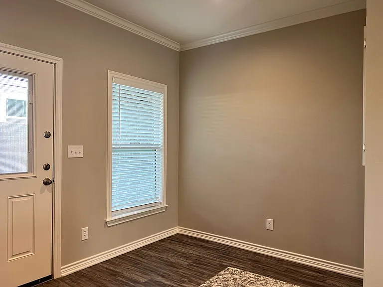 1655 S Kennedy Ave — Photo 7