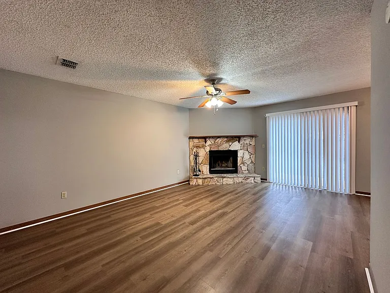 1114 Romaine Cir W — Photo 3