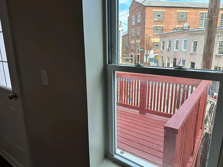 1204 W Cross St — Photo 14