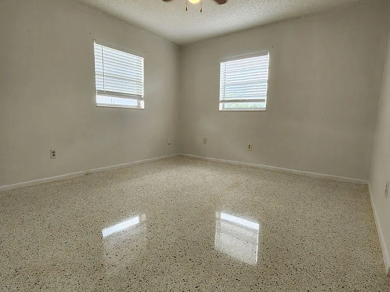 2506 Seneca Ave — Photo 4