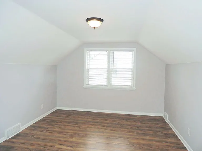 18201 Hazelwood Ave — Photo 11