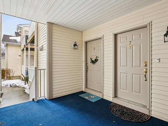 3rd image of 7 Potomac Dr