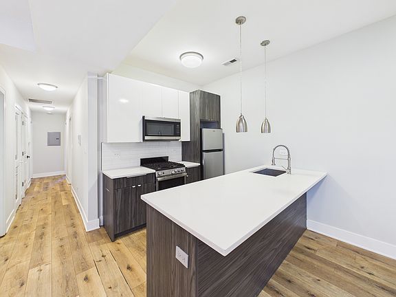 3rd image of 2346 S Oakley Ave #1