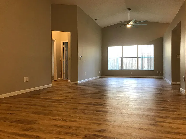 760 Riviera Dr NE — Photo 3