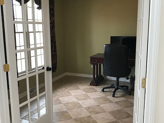 5th image of 18 Hilltop Dr