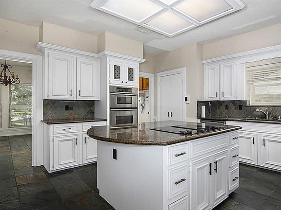 4th image of 302 Oak Haven St