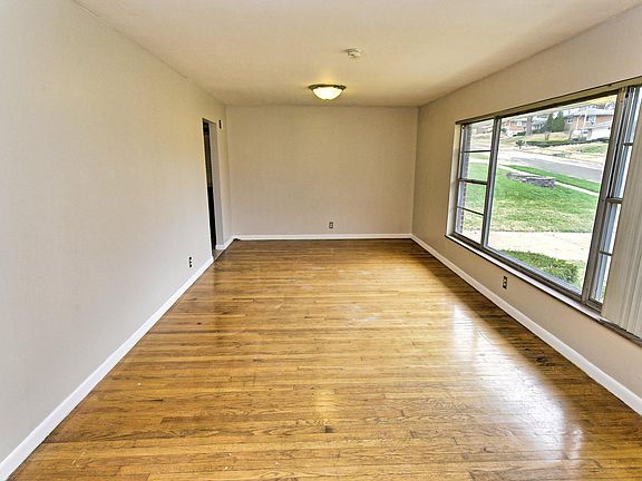 2nd image of 915 Dyerdown Ave