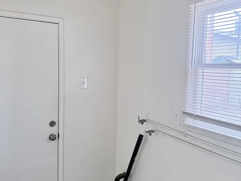 24452 Myers Ave — Photo 10