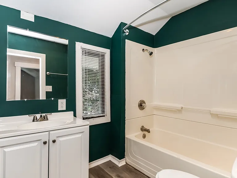 151437_026_main_bathroom_13061464.jpg