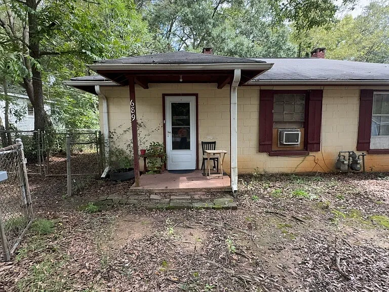 689 Beaumont Ave — Photo 2