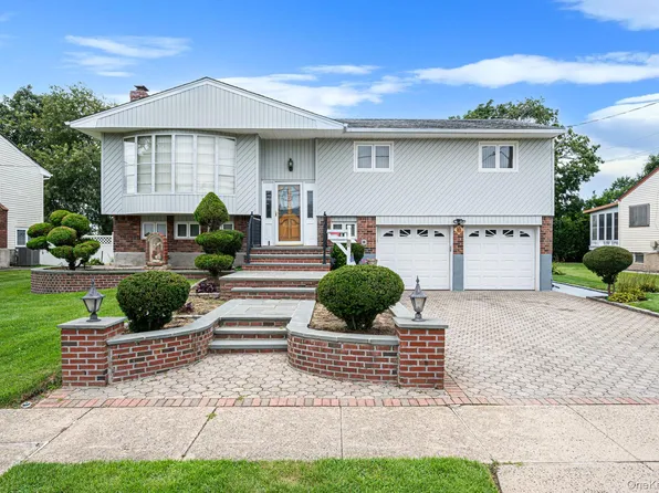 21 Page Drive, Hicksville, NY 11801