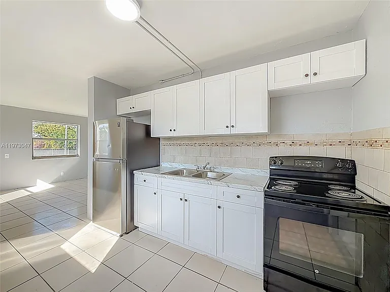 2408 NW 8th St — Photo 3