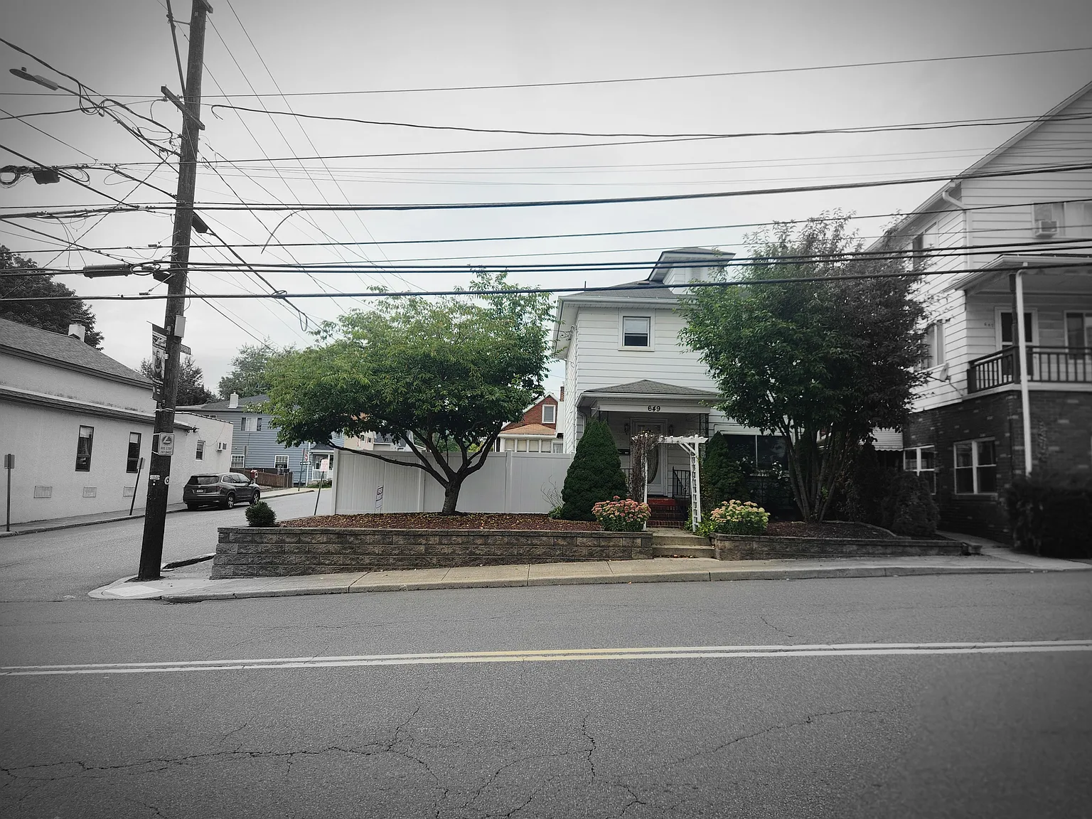 3 bed, 1.5 bath, 1247 sqft, $2,000 — Photo 3