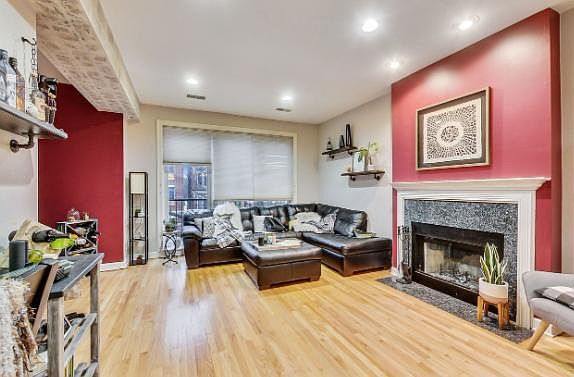2nd image of 1922 W Diversey Pkwy #2