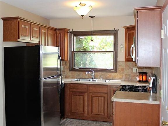 2nd image of 23W444 Spyglass Ct