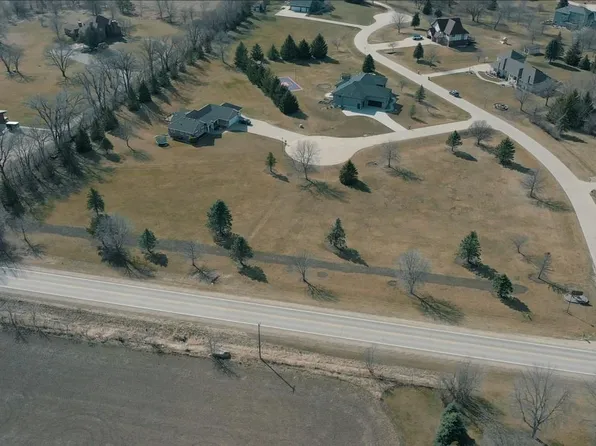 2142 Plumwood Ln, Charles City, IA 50616