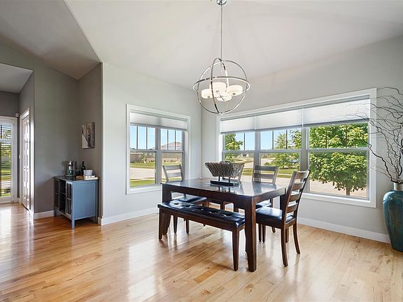 3rd image of 310 Juniper St